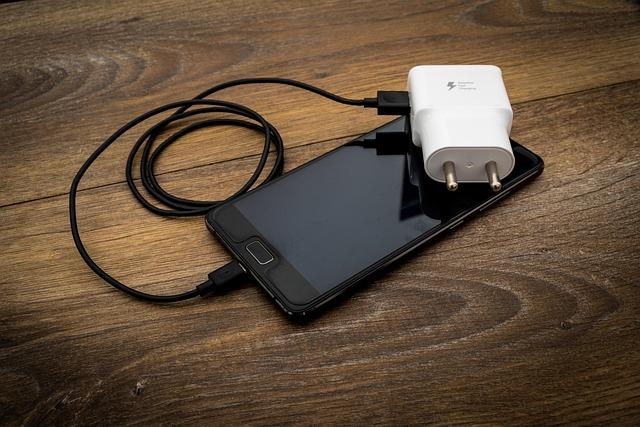 5)‍ USB-C Hub Adapter - Expand your mobile device's connectivity with multiple‍ ports for USB drives,⁣ HDMI output, and SD cards, turning your phone into ⁣a versatile productivity ‍tool